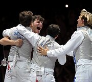 Italijos vyų fechtuotojų komanda Valerio Aspromonte, Andrea Baldini, Andrea Cassara ir Giorgio Avola i&scaron;kovjo aukso medalius Londono olimpiadoje