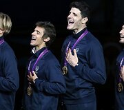 Italijos vyų fechtuotojų komanda Valerio Aspromonte, Andrea Baldini, Andrea Cassara ir Giorgio Avola i&scaron;kovjo aukso medalius Londono olimpiadoje