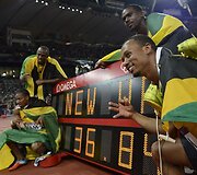 Jamaikos bėgikai Usainas Boltas, Yohanas Blakeas, Michaelis Frateris ir Nesta Carteris laimėjo ausko medalius 4x100 m bėgimo estafetėje