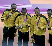 Jamaikos bėgikai Usainas Boltas, Yohanas Blakeas, Michaelis Frateris ir Nesta Carteris laimėjo ausko medalius 4x100 m bėgimo estafetėje