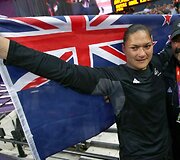 Naujosios Zelandijos rutulio stumikė Valerie Adams su treneriu Jeanu-Pierreu Aggeru