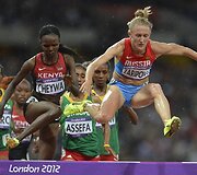 Rusijos lengvaatletė Yuliya Zaripova (de&scaron;inėje) laimėjo aukso medalį 3000 m bėgime su kliūtimis