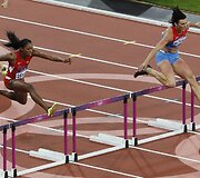Rusijos lengvaatletė Natalya Antyukh (de&scaron;inėje) laimėjo aukso medalį 400 metrų berjeriniame bėgime