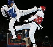Tekvonodo kovotojas Servetas Tazegulas (kairėje) i&scaron; Turkijos laimėjo aukso medalį iki 68 kg kategorijoje 