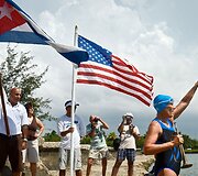 Plaukikė Diana Nyad (de&scaron;inėje)