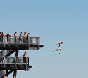 Vokietijoje jaunimas &scaron;okinėjo nuo tramplino į vandenį.