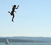 Vokietijoje merginos &scaron;okinėjo nuo tramplino į vandenį.