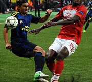 &bdquo;Fenerbahce&ldquo; žaidėjas Mehmetas Topuzas (kairėje) ir Maskvos &bdquo;Spartak&ldquo; futbolininkas Emmanuelis Emenike
