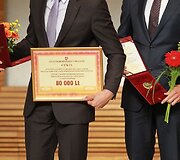 Andrius Kubilius sportininkams įteikė simbolinius premijų čekius.