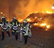 Susprogdinus bombą gaisrininkai skubėjo gesinti &scaron;alia užsiliepsnojusių pastatų.