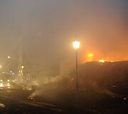 Susprogdinus bombą gaisrininkai skubėjo gesinti &scaron;alia užsiliepsnojusių pastatų.