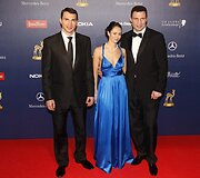 Vitalijus Klyčko (de&scaron;inėje) su žmona Natalie ir broliu Vladimiru Klyčko