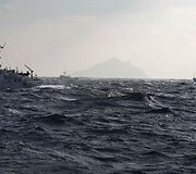 Japonijos pakrančių sargybos ir Taivano žvejų laivai netoli Senkaku salos