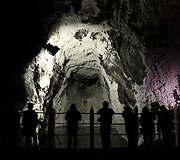 Druskų kasykloje turistai žiūri į San Juano baseiną