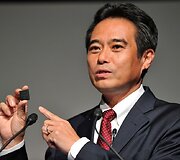 &bdquo;Sony&ldquo; vice prezidentas Masashi Imamura rodo &bdquo;4K X-Reality PRO&ldquo; procesorių, naudojamą naujuose televizoriuose