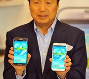 &bdquo;Samsung IT & Mobile Communication&ldquo; padalinio vadovas JK Shinas laiko &bdquo;Samsung Galaxy Note II&ldquo;