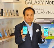 &bdquo;Samsung IT & Mobile Communication&ldquo; padalinio vadovas JK Shinas laiko &bdquo;Samsung Galaxy Note II&ldquo;