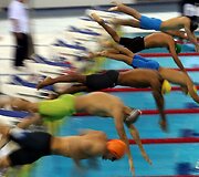 200 m plaukimo peteli&scaron;ke startas