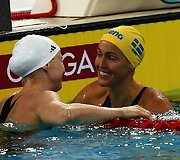 Britta Steffen ir Therese Alshamar (de&scaron;inėje)