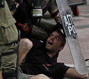 Sulaikomas protestuotojas