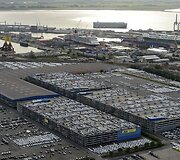 Bremerhaveno uoste stovi eksportui paruo&scaron;ti nauji automobiliai 
