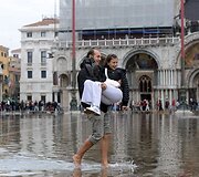 Pora apsemtoje San Marko aik&scaron;tėje