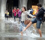 Pora apsemtoje San Marko aik&scaron;tėje
