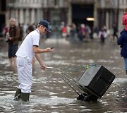 Darbuotojas apsemtoje San Marko aik&scaron;tėje
