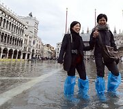 Turistės apsemtoje San Marko aik&scaron;tėje