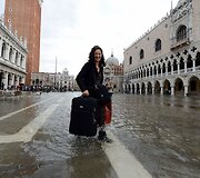 Turistė apsemtoje San Marko aik&scaron;tėje