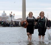 Turistės apsemtoje San Marko aik&scaron;tėje