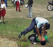 Indonezijos oro pajėgų karys užpuolė žurnalistą.