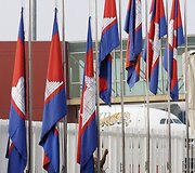 Iki pusės nuleidžiamos Kambodžos vėliavos