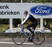 Dviratininkas prie &bdquo;Ford&ldquo; automobilių gamyklos