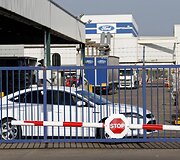 &bdquo;Ford&ldquo; automobilis prie įvažiavimo į gamyklą