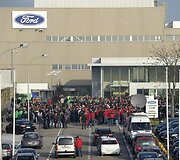 &bdquo;Ford&ldquo; automobilių gamyklos darbuotojai prie įėjimo