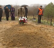Prancūzijos ambasadorius Baltarusijoje, Michelis Raineri, prie karių kapo
