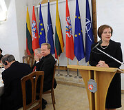 Rasa Juknevičienė (de&scaron;inėje)