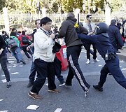 Demonstrantų ir Ispanijos policininkų susirėmimas