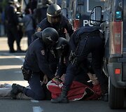 Ispanijos policininkai sulaikė protestuotoją.