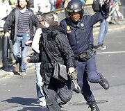 Policininkas vaikosi protestuotojus