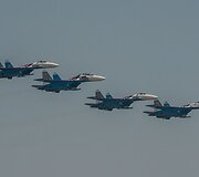 Rusijos akrobatų &bdquo;Russian Knights&ldquo; pasirodymas su &bdquo;Su-27&ldquo; naikintuvais.