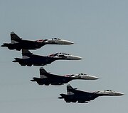Rusijos akrobatų &bdquo;Russian Knights&ldquo; pasirodymas su &bdquo;Su-27&ldquo; naikintuvais