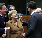 Didžiosios Britanijos ministras pirmininkas Davidas Cameronas ir Vokietijos kanclerė Angela Melker kalbasi su Olandijos ministru pirmininku Marku Rutte