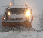 Kelininkai valo sniegą.