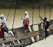 Potvynio apgadintas tiltas Indonezijoje (2012 m. sausio 19 d.)