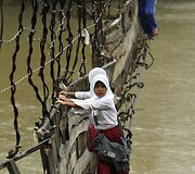 Potvynio apgadintas tiltas Indonezijoje (2012 m. sausio 19 d.)