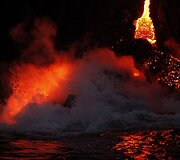 Į vandenyną teka lava