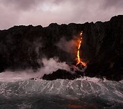 Į vandenyną teka lava