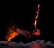 Į vandenyną teka lava